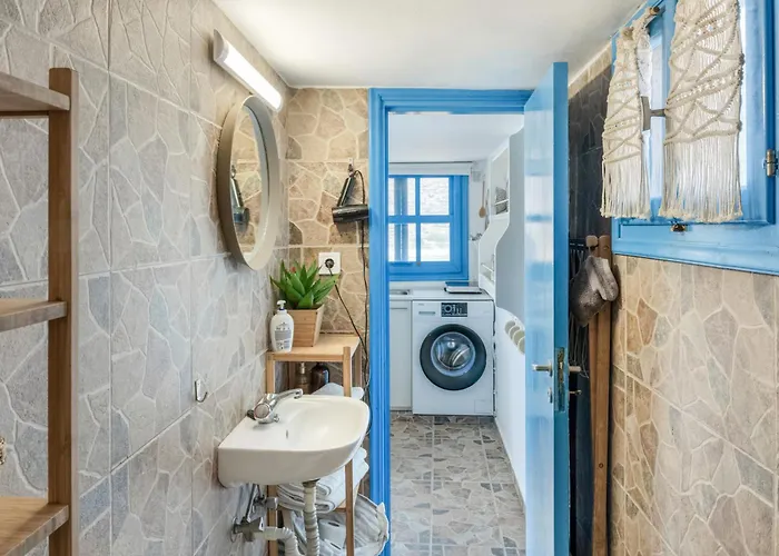 Avlona Blue 公寓 *